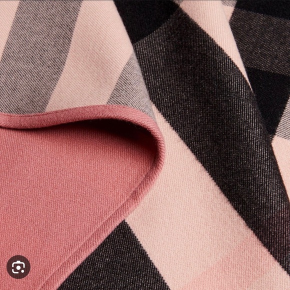 🌷Pretty Pink Burberry Poncho🌷 - Picture 4 of 10